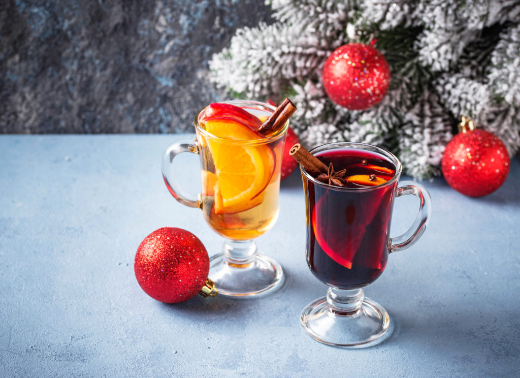 Winterlicher Orangen-Limetten Punsch in Glaskrügen,