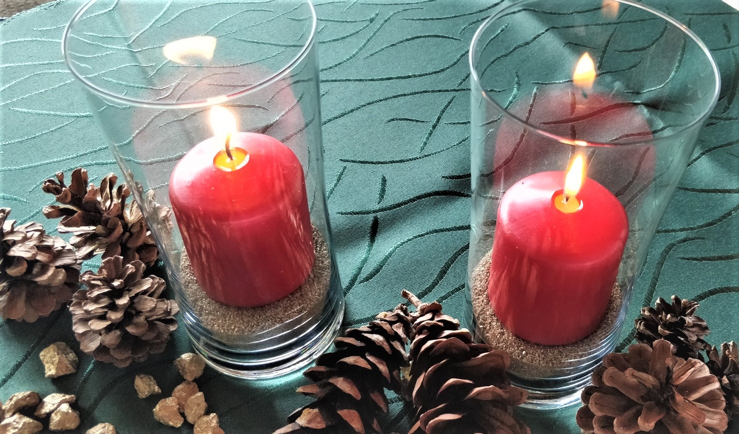 Impuls zum 2. Advent, mit zwei Kerzen in hellem Schein als Vorboten