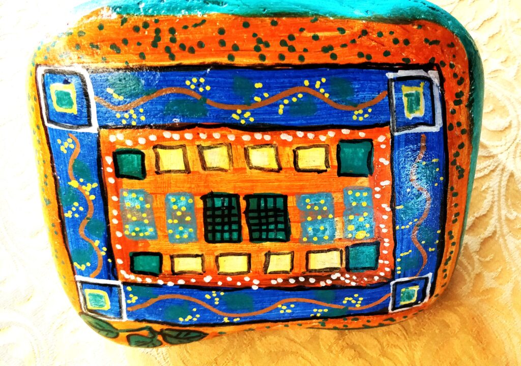 Kreatives Malen großer Kiesel mit bunten Acrylfarben, Steine bemalen mit modernen Motiven
