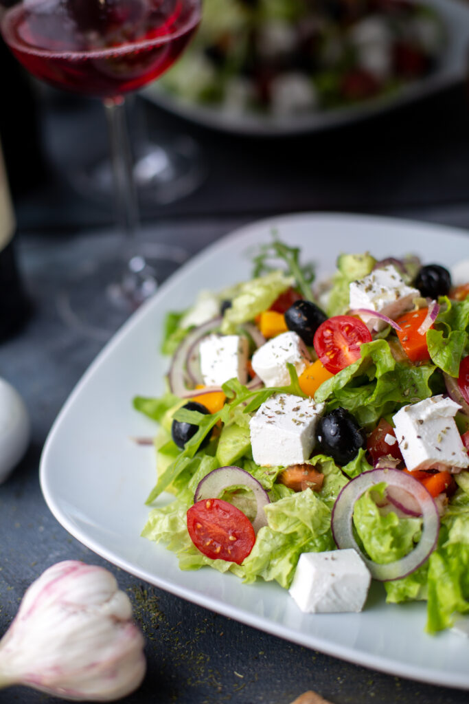 Salat mit Feta und Jostabeeren.