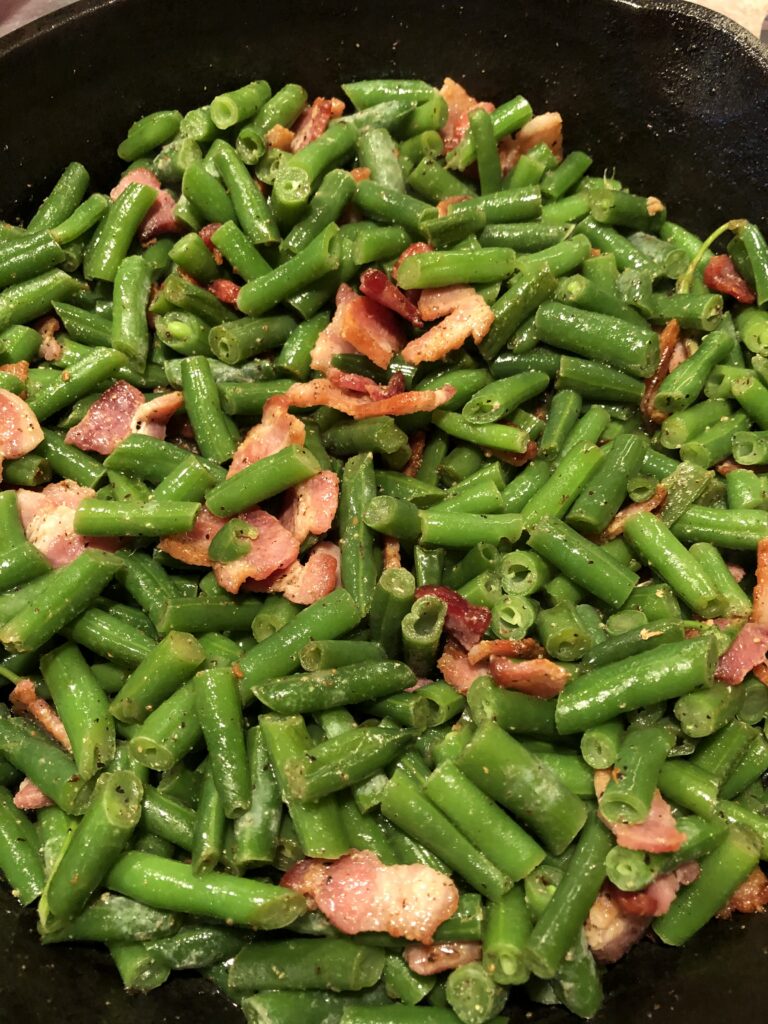 Gesunde grüne Bohnen mit Speck.
