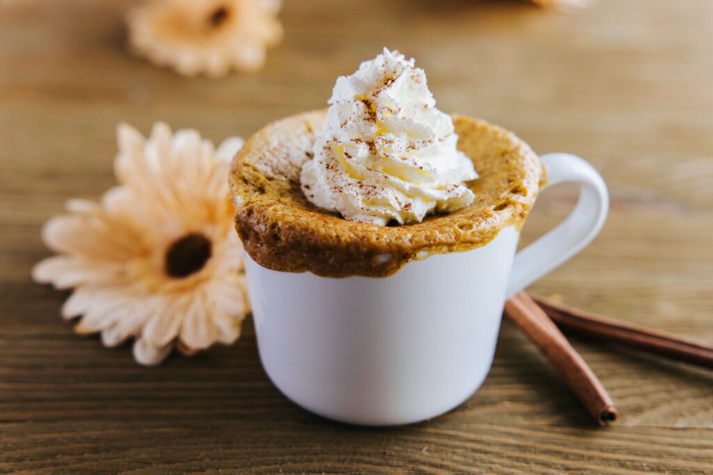 3 einfache Rezepte für veganen Tassenkuchen in Minuten