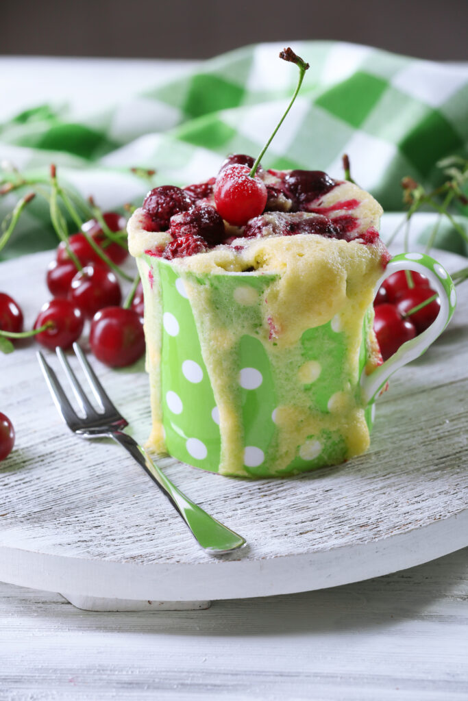 FRUCHTIGER VEGANER TASSENKUCHEN OHNE ZUCKER,Erdbeer & Beeren Dessert in 5 Minuten